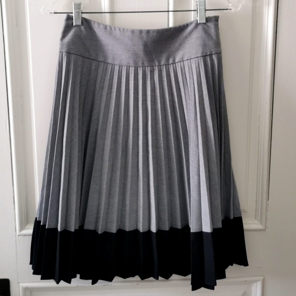 H&M grey and black pleated skirt size 4. Size 4. EUC